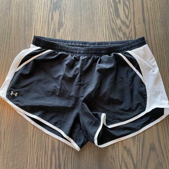 Under Armour Pants - Under Armour HeatGear Women’s Shorts w/pockets